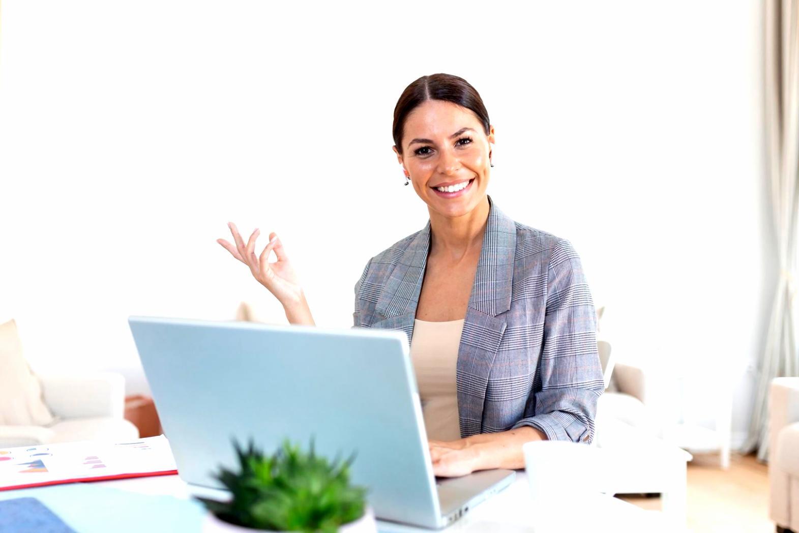 Professionnel travaillant sur des analyses financières