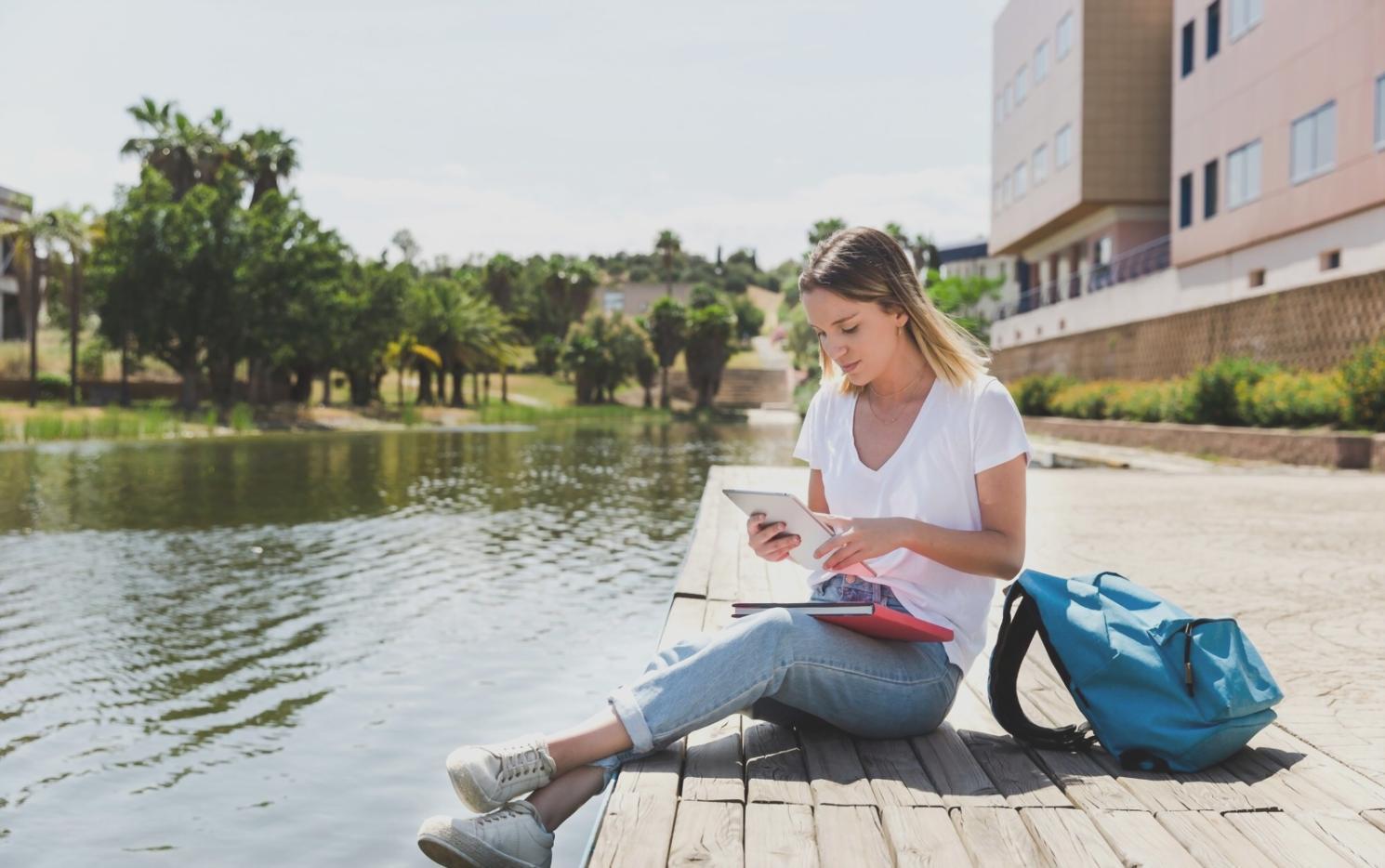 Bureau avec documents financiers organisés
