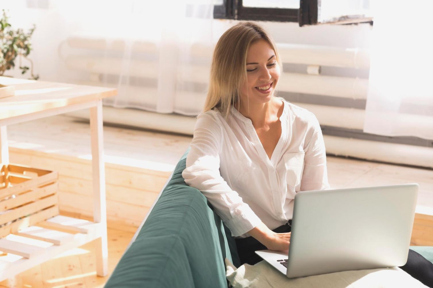 Entrepreneurs travaillant sur leur budget prévisionnel